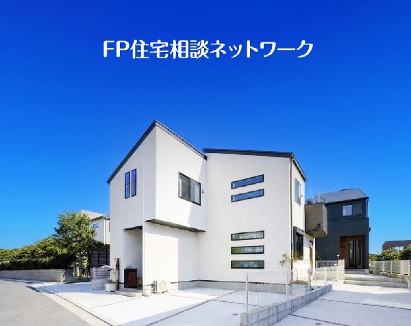 外観:四季を通じて自然と触れ合えるスポットが周辺には盛りだくさん！お散歩やジョギング、週末のご家族での遊びに最適です。目の前に広がる開放感とゆとり、暮らしの夢を育む理想の住まいがここにはあります。