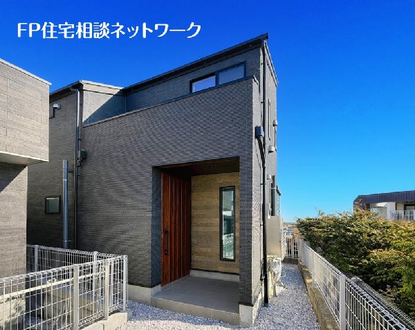 外観:閑静な住宅地に馴染む落ち着いた色合いの外観。長く愛着を持って頂きたいからこそ飽きのこないシンプルな色目に仕上げました。外壁には耐久性・防汚性に優れたサイディング材を使用しております！