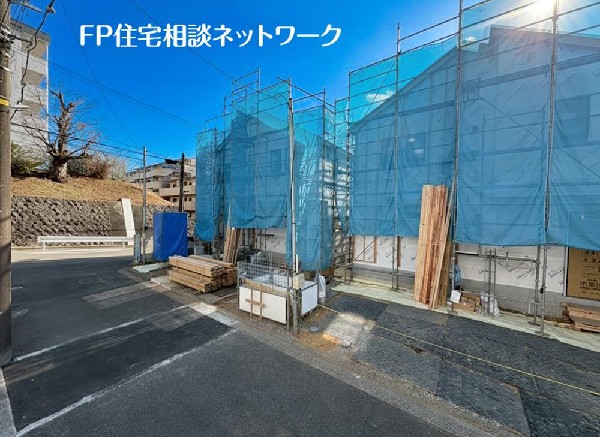 外観:前面道路は車通りの少ない道路。段差もなくお車の出し入れが苦手な方も駐車しやすそうです。