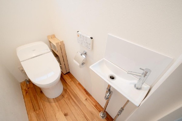 洗浄機能付き便座を標準装備。便座保温機能もあるので寒い季節も安心。