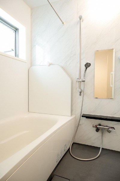 ユニットバスはゆったりとくつろげる1坪タイプ。足までしっかりと伸ばせる浴槽は、心身ともにしっかりと疲れを癒してくれます。お子様と一緒の入浴でも充分な広さです。