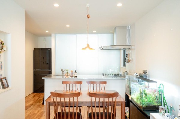 リビングを見渡せる対面式キッチンは、ご家族との会話もできて毎日のお料理が楽しくなります。リビングで遊ぶお子様にも目が届くので安心して家事が出来ますね。