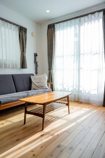 家族と過ごす時間を大切にしたい方にぴったりのゆとりある住空間です。窓からの日差しがリビングの隅々までしっかりと届きます。