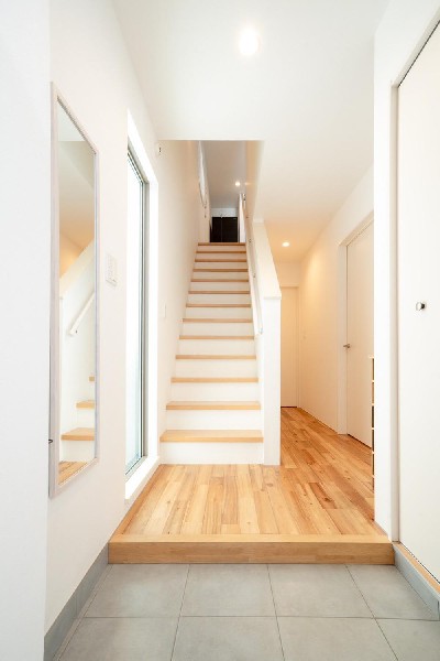 外観:玄関は家の中に入る時一番最初に目に付く場所だからこだわりたいですよね！明るい雰囲気の色目でお部屋の雰囲気をそのまま表しているようです。