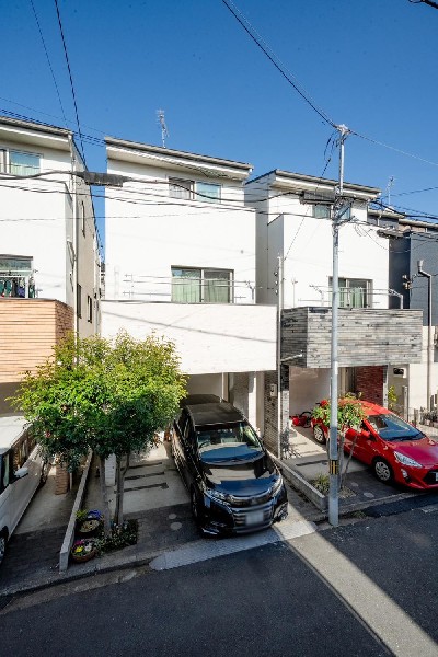 外観:シンプルで清潔感がある白い外観は、明るく爽やかな印象です。広い青空に白が映えています。