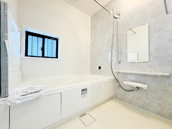 ゆったりと寛げる広々バス。殆どの方は足を伸ばして入浴することが可能で一日の疲れを癒す貴重なバスタイムです。お子様とご一緒にリビングとは違った家族団欒のひと時をお楽しみ下さい。