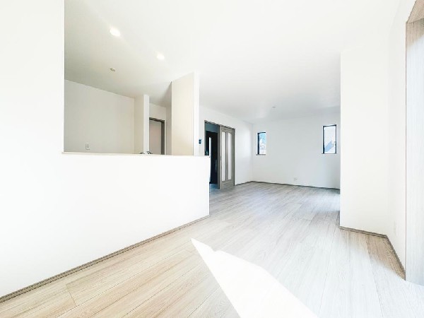 家族と過ごす時間を大切にする方にピッタリのゆとりの住空間です。お子様が元気に走り回っても安心して見守れます。家族の笑い声が今にも目に浮かびそうですね。