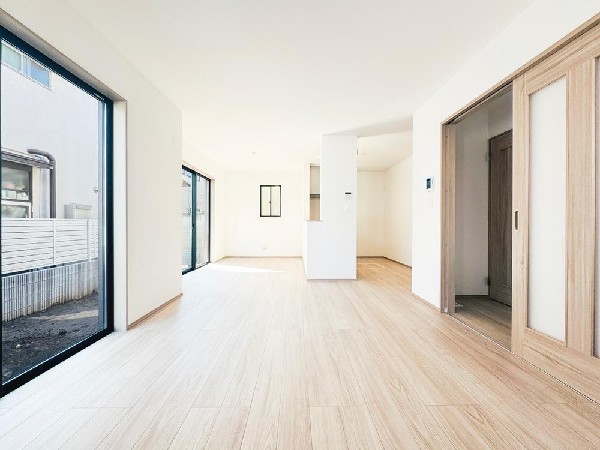 ＬＤＫのメインとなる大きな窓。開口部からは暖かい日差しが長い時間射し込みます。天気の良い日は是非窓を開けて風通しの良さもご体感下さい。明るいＬＤＫがご家族団欒の時を包みます。