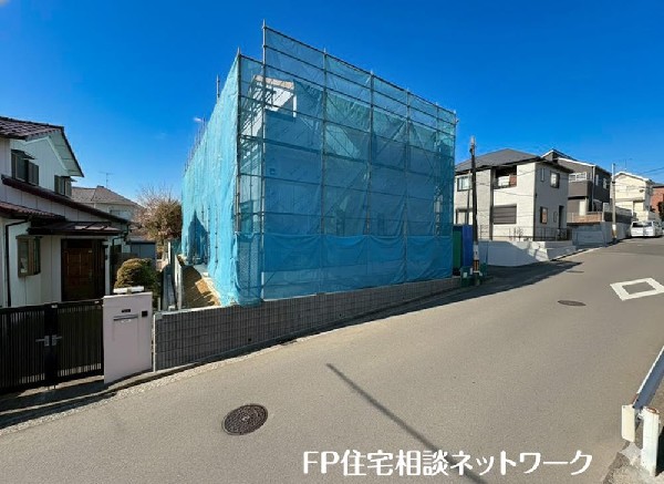 外観:第一種低層住居専用地域の良好な住環境が保たれたエリア。低層の一戸建てを中心とした街並みが整然と続き、周辺は高い建物が建っていないので、採光や開放性に恵まれています。