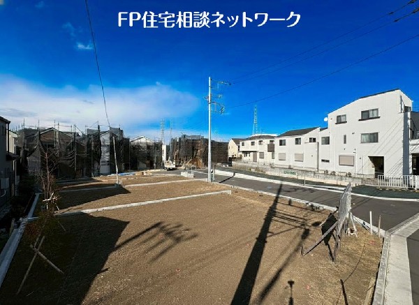 外観:前面は分譲地専用に通した5.5メートル幅の道路。通り抜けが出来なくなっておりますので、他の車は進入してきません。運転が苦手な方でも落ち着いて車庫入れ可能です。