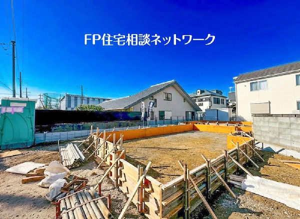 外観:◇外観◇  深く豊かな緑と爽快な青い空を感じるまさに横浜に暮らす心地よさを存分に堪能いただける邸宅です。グレードの高い設備仕様が標準装備のデザイン住宅で快適で便利な生活をお送り頂けます。