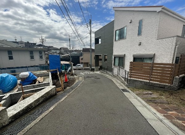 外観:前面道路は車通りの少ない道路