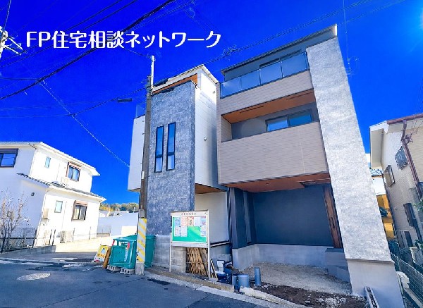 外観:深く豊かな緑と爽快な青い空を感じるまさに横浜に暮らす心地よさを存分に堪能いただける邸宅です。グレードの高い設備仕様が標準装備のデザイン住宅で快適で便利な生活をお送り頂けます。