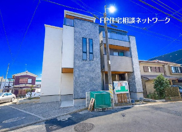 外観:白を基調に2種類のアクセントカラーで個性を演出、爽やかな中にもあたたかみを感じさせるデザイン。青空を背景に凛と立つスタイリッシュな外観が、住まう人に誇りを与えてくれます。