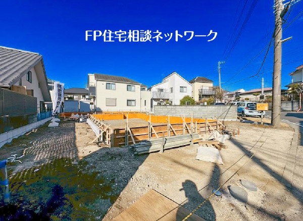 外観:◇前面道路の様子◇  閑静な車通りの少ない道路。お車の出し入れが苦手なママや小さなお子様にも安心ですね。車のすれ違いも問題なくできるので、ストレスなく運転できます！