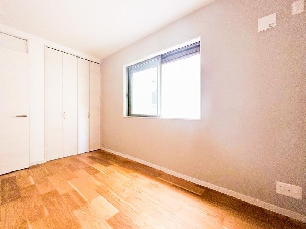 居室には収納クローゼットを完備！普段使いのお洋服や小物はもちろん、季節物のお洋服などもしっかりと整理整頓おしまい頂けます。居室空間をより広く隅々までお使いいただけますね。