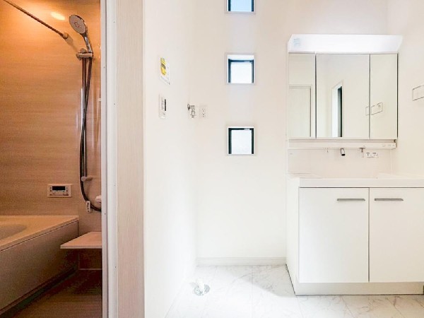 ゆとりのある洗面スペースで、朝の身支度やお掃除・片付けも快適スムーズです。３面鏡で髪のセットやお化粧もストレスなくこなせ、朝から気分良く通勤通学に向かえそうですね！