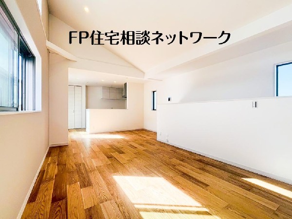 大切なご家族が集まるＬＤＫはこだわりたいですね！休日はおひさまの光をたっぷりと取りこめるリビングでゆったりと過ごしませんか？子供たちが元気に笑いながら走り回っている姿が目に浮かぶ空間です。