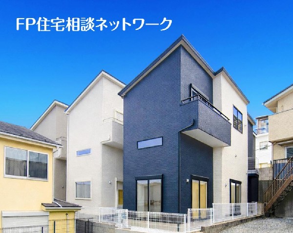 外観:深く豊かな緑と爽快な青い空を感じるまさに横浜に暮らす心地よさを存分に堪能いただける邸宅です。グレードの高い設備仕様が標準装備のデザイン住宅で快適で便利な生活をお送り頂けます。