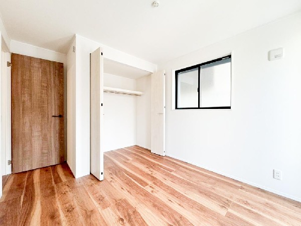 シンプルで使い勝手の良い洋室。大容量クローゼット付きで収納も充実。主寝室はもちろん、テレワークや子ども部屋にも対応できる柔軟な一室です。