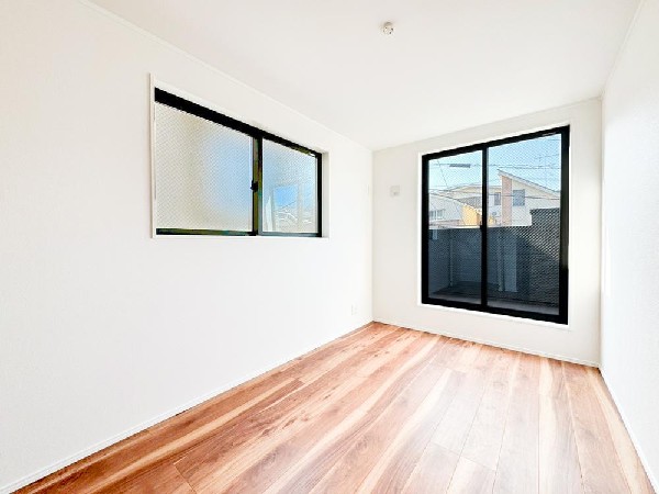 二面採光で明るさを確保した洋室。大きな開口部から光が差し込み、心地よい居住空間を演出します。シンプルな内装で家具配置もしやすい一室です。