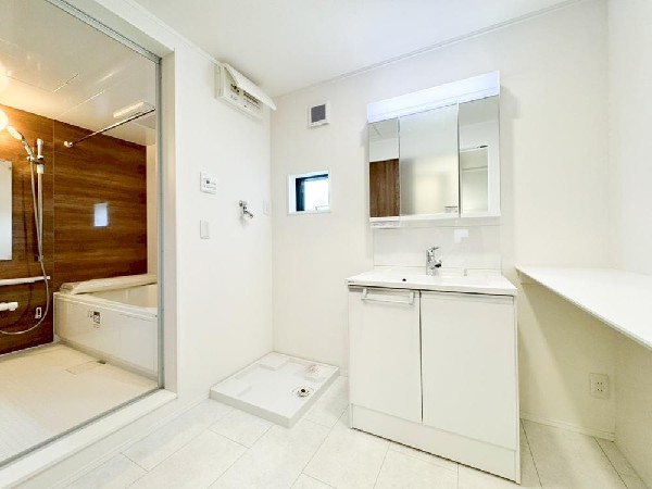 三面鏡付き洗面化粧台に加え、便利なカウンターを設置。アイロン掛けや洗濯物の一時置き、家事スペースとしても活躍します。機能性に配慮した水回り設計です。