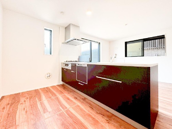 デザイナーズ感を演出するスタイリッシュな対面キッチン。開放的なレイアウトでLDKとの一体感を高め、家族の会話が自然と広がる設計です。収納力も確保しています。