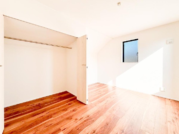 奥行きのあるクローゼットを備えた洋室。衣類や季節物もすっきり収納でき、居住空間を広く使えます。シンプルな内装でアレンジもしやすい一室です。