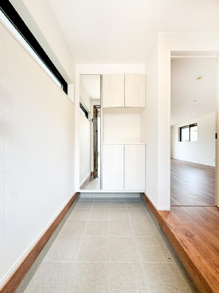 外観:デザイン性を感じるスタイリッシュな玄関空間。収納力のあるシューズボックス付きで、すっきりとした印象を保てます。上質さと機能性を兼ね備えた住まいです。