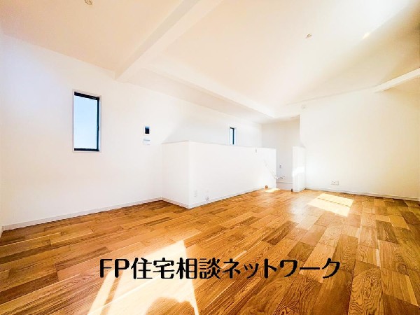 オープンでのびやかな空間を生み出す、こだわりの広がりとゆとり。家族と過ごす時間を大切にしたい方にぴったりの明るくゆとりある住空間です。窓からの日差しがリビングの隅々までしっかりと届きます！