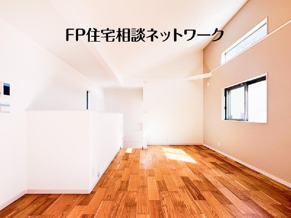 ご家族が集まるからこそＬＤＫは拘りたいですよね！日光をたっぷりと取りこめるリビングでゆったりと過ごしませんか？子供たちが元気に笑いながら走り回っている姿が目に浮かぶ空間です。