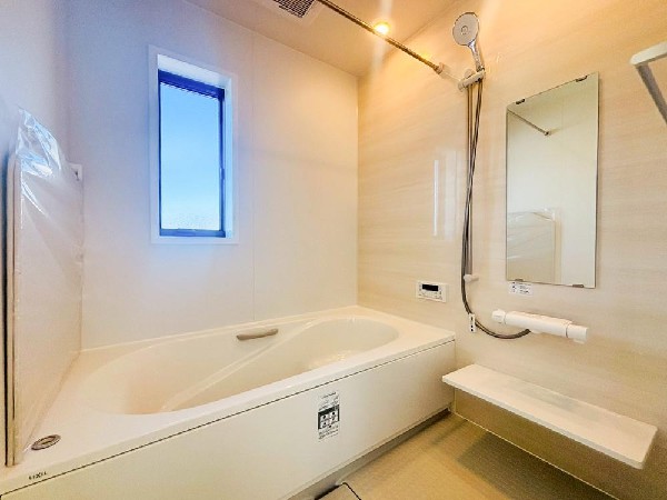 ゆったりとくつろげる広々バス。足までしっかりと伸ばせる浴槽は、心身ともにしっかりと疲れを癒してくれます。お子様とも一緒に浸かれ、ご家族みんなで一緒にバスタイムを楽しめますね♪