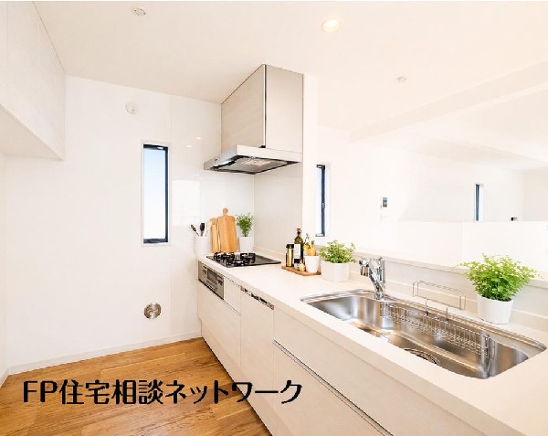 リビングを見渡せるカウンターキッチンでお子様の様子を伺いながら食事の支度が出来ます。家族の気配を感じられる、そんな空間を演出できるキッチンです。