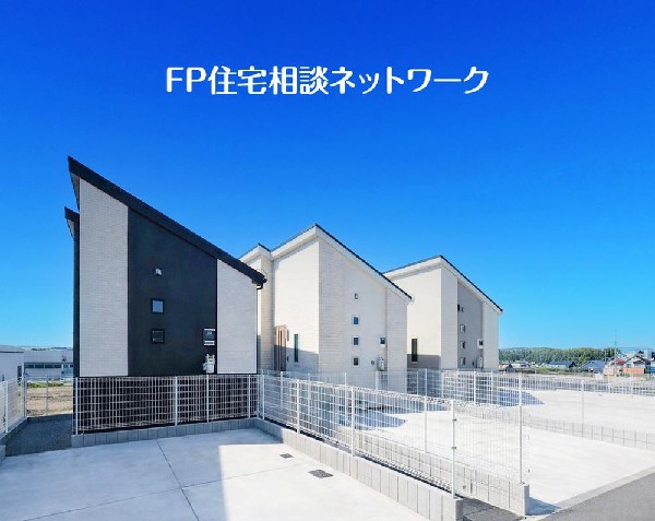 外観:毎日のお散歩も快適な緑に恵まれたエリアは伸び伸びスローライフを叶えてくれます。自然豊富な季節の移ろいを身近に感じられる環境でストレスフリーな生活をお送りください。