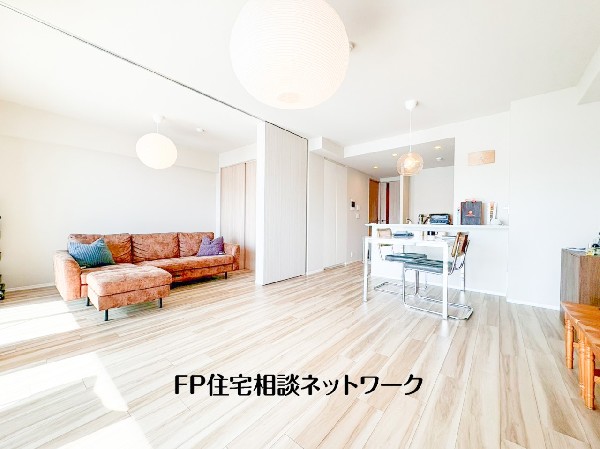 明るい陽光が差し込む開放的なLDK。ゆとりある空間設計で、家族が自然と集う心地よいリビングです。  ※写真内の家具・家電・小物は売買対象外となります。