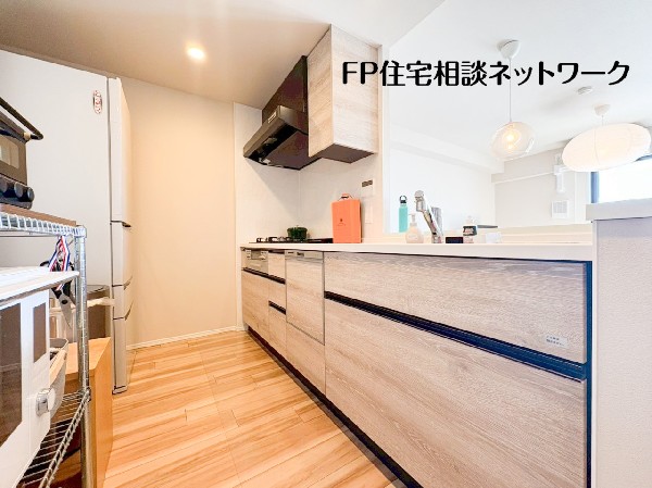 動線良好な対面キッチン。リビングを見渡せる安心設計です。  ※写真内の家具・家電・小物は売買対象外となります。