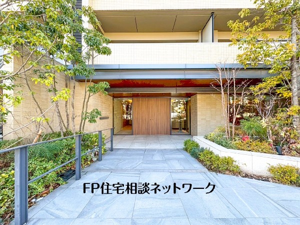 外観:重厚感あるエントランスアプローチ。ゆとりある動線と整った植栽が、住まう方を静かに迎え入れます。