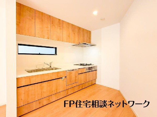 新しいキッチンは食事の支度が捗りますね！お子様と一緒に準備や片付けが出来るキッチンは、ご家族のコミュニケーションを育む場として活躍します。何気ない時間ですが、大切にしたいですね！