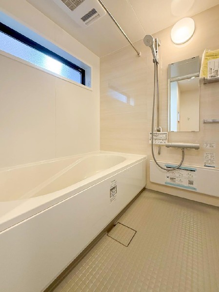 ゆったりとくつろげる広々バス。足までしっかりと伸ばせる浴槽は、心身ともにしっかりと疲れを癒してくれます。お子様とも一緒に浸かれ、ご家族みんなで一緒にバスタイムを楽しめますね♪