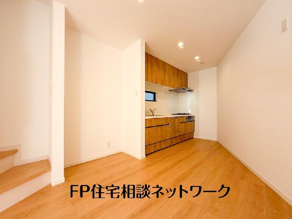 美味しい料理を作りたくなるような気持ちにさせてくれるオープンキッチン。見上げると柔らかなダウンライトが包み込み、彩りを添えます。