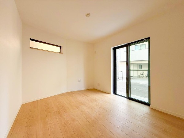 光が取り込みやすい2面採光の居室。日当たり良好です。クローゼットを完備し、収納スペースも十分。初めてのお子様にとっての「自分の部屋」。学習デスクやベッドの配置もラクラクです。