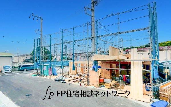 外観:前面道路は歩道がしっかりありますので、空間が開けており開放感があります。大通りに面していますが交通量はそこまで多くないので、落ち着いた生活が送れそうです！