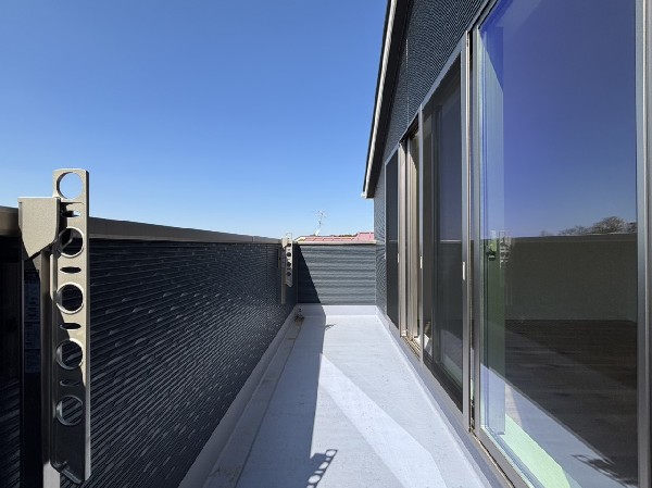 開放的なバルコニーは太陽の温かな温もりをめいっぱい受け止めてくれます。