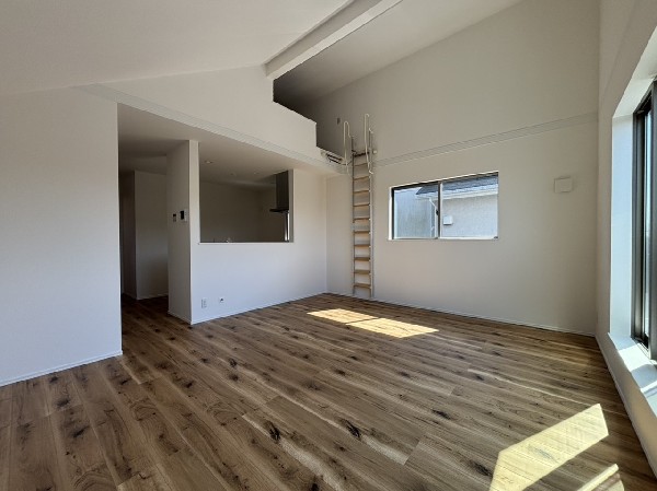 開放感と採光にこだわったLDK上部は勾配天井仕様に。