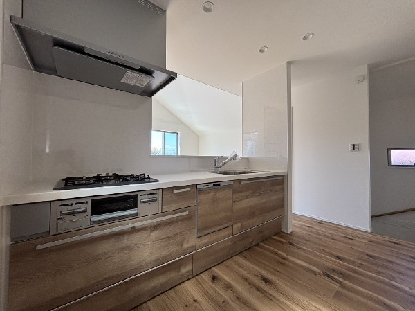 リビングのお子様を見守りながらお料理が出来る対面式カウンターキッチン。