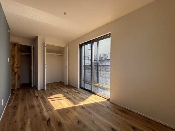 光が沢山取り込める大きな窓。