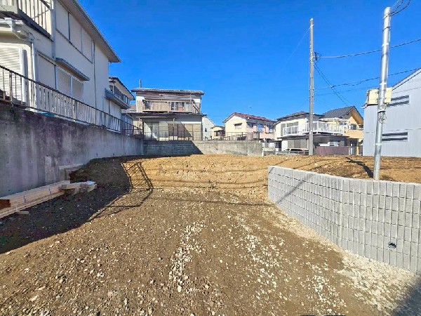 外観:光と風が行わたる開放感あふれる邸宅　春には気持ちの良いそよ風、冬には朝の暖かな光　季節の移り変わりを感じる暮らしを実現