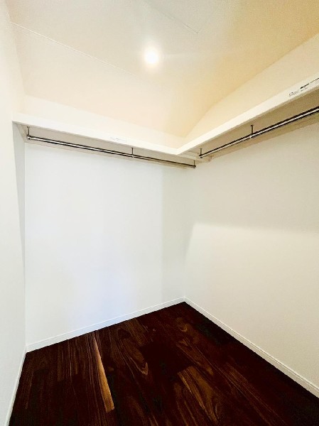 ウォークインクローゼットで収納上手な生活を実現。鞄や帽子、スーツケースなど幅広く収納可能。