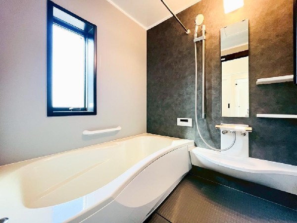 ユニットバスはゆったりとくつろげる1坪タイプ。足までしっかりと伸ばせる浴槽は、心身ともにしっかりと疲れを癒してくれます。お子様と一緒の入浴でも充分な広さです。