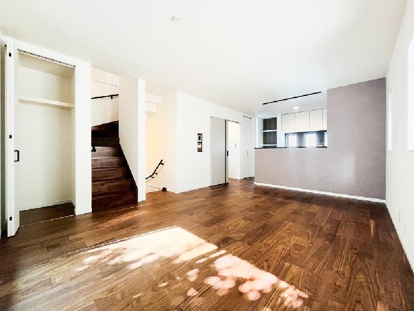 リビングのお子様を見守りながらお料理が出来る対面式カウンターキッチン。ご家族との会話がはずみます。